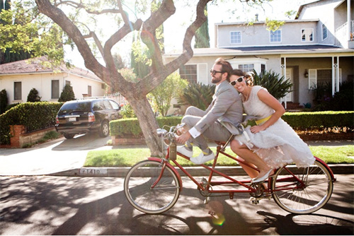 Biciklis esküvő napszemüvegben