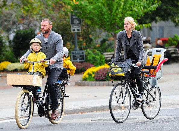 Celebspotting: Naomi Watts és Liev Schreiber bringázik a gyerekeikkel